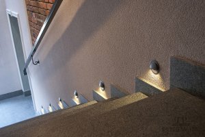 Lampki schodowe na korytarzu Przędzalni w Bielsku Białej